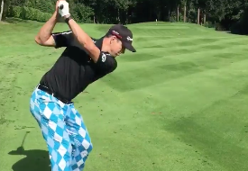 Kevin Pietersen loves his crazy golf pants!